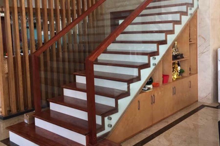 Cầu thang kính cường lực: Thiết kế hiện đại cho ngôi nhà